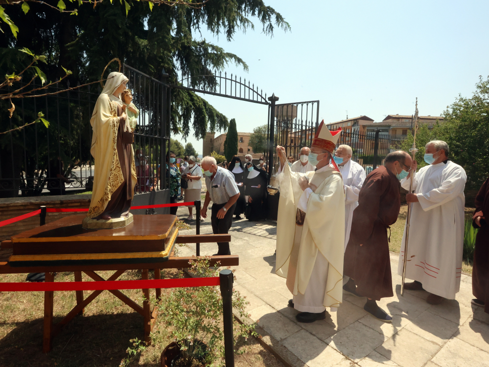 Tras la eucaristía ha tenido lugar una pequeña procesión por el patio del convento.