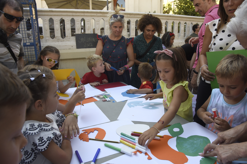 El público fue testigo de como las artistas iban dando forma a la imagen mientras los más pequeños participaban en un taller de pintura.