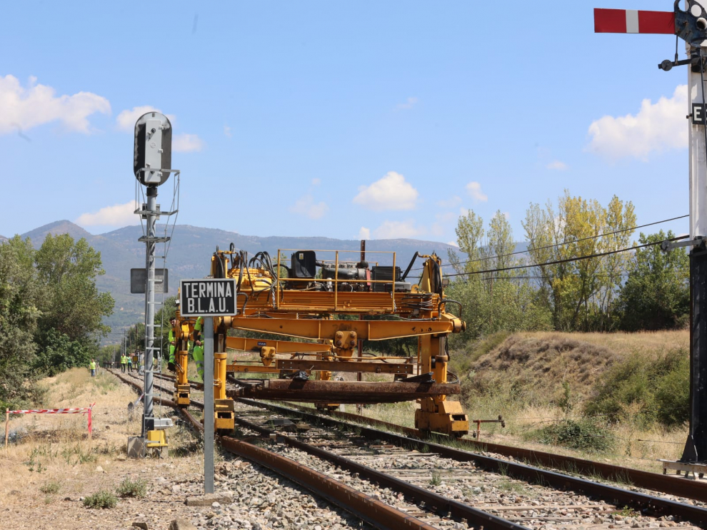 Adif ejecuta importantes mejoras en la línea Zaragoza-Huesca-Canfranc.