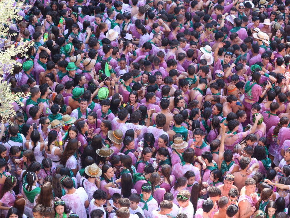 Una plaza a rebosar reciba al cohete que anuncia las fiestas