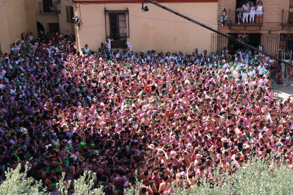 Una plaza a rebosar reciba al cohete que anuncia las fiestas