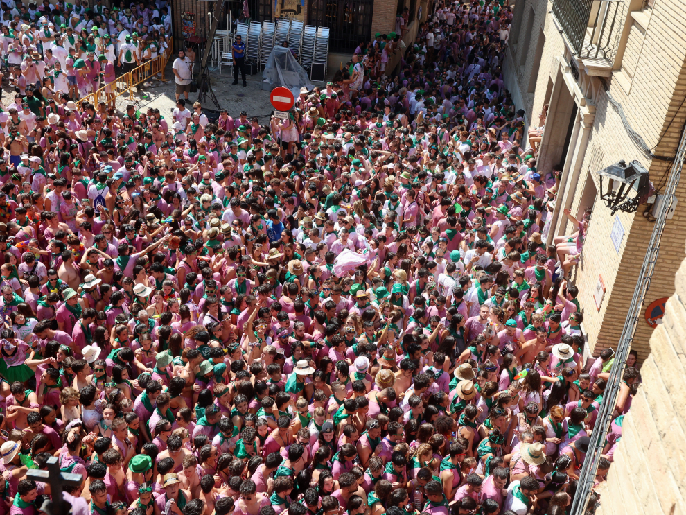 Una plaza a rebosar reciba al cohete que anuncia las fiestas