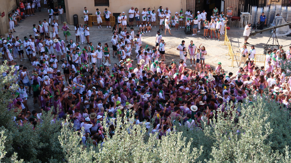 Una plaza a rebosar reciba al cohete que anuncia las fiestas
