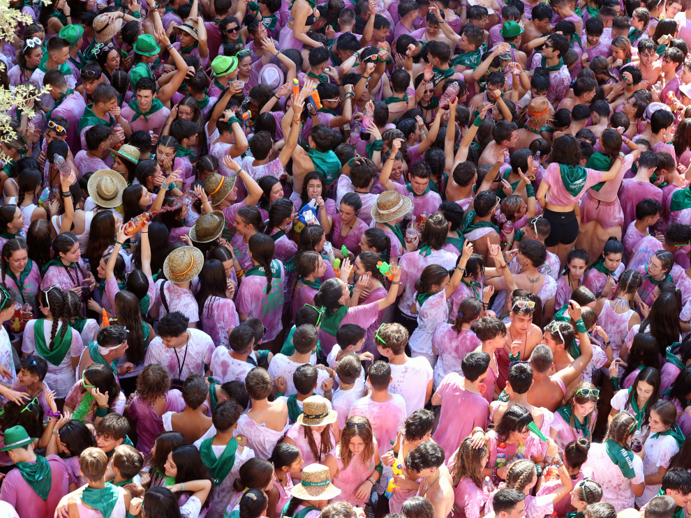 Una plaza a rebosar reciba al cohete que anuncia las fiestas