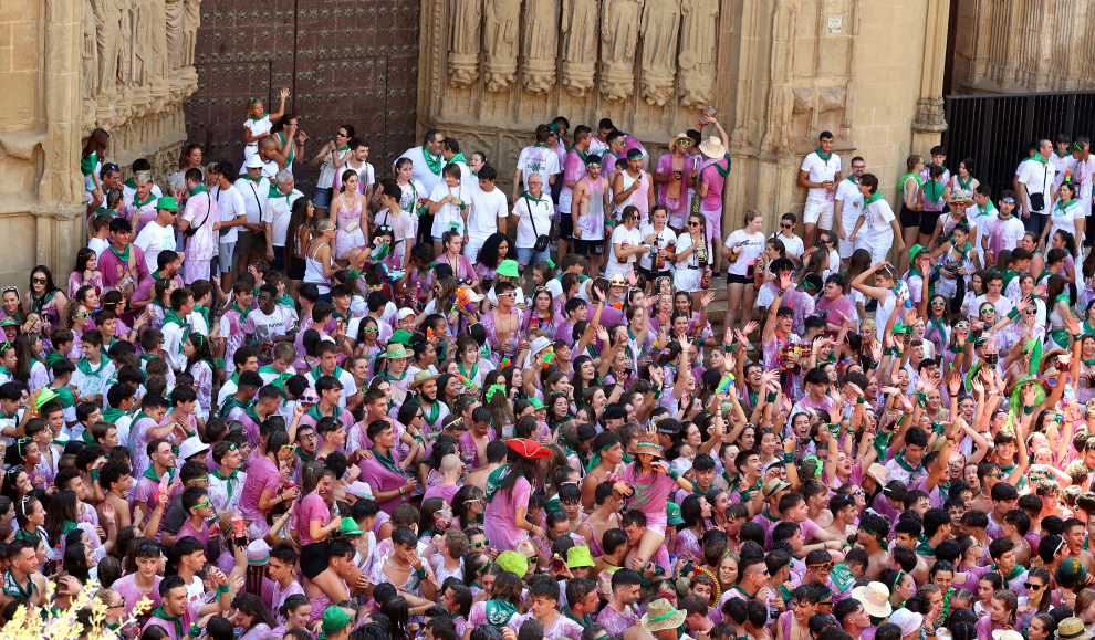 Una plaza a rebosar reciba al cohete que anuncia las fiestas