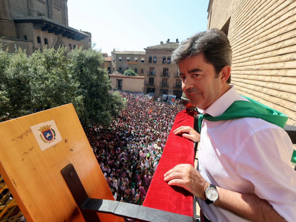 Una plaza a rebosar reciba al cohete que anuncia las fiestas