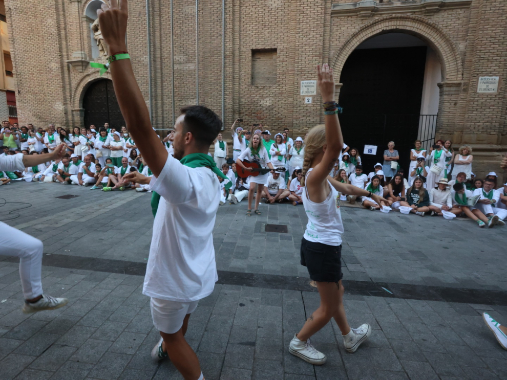 Decenas de oscenses se congregan a las puertas d ela basílica de San Lorenzo para ver a los danzantes.