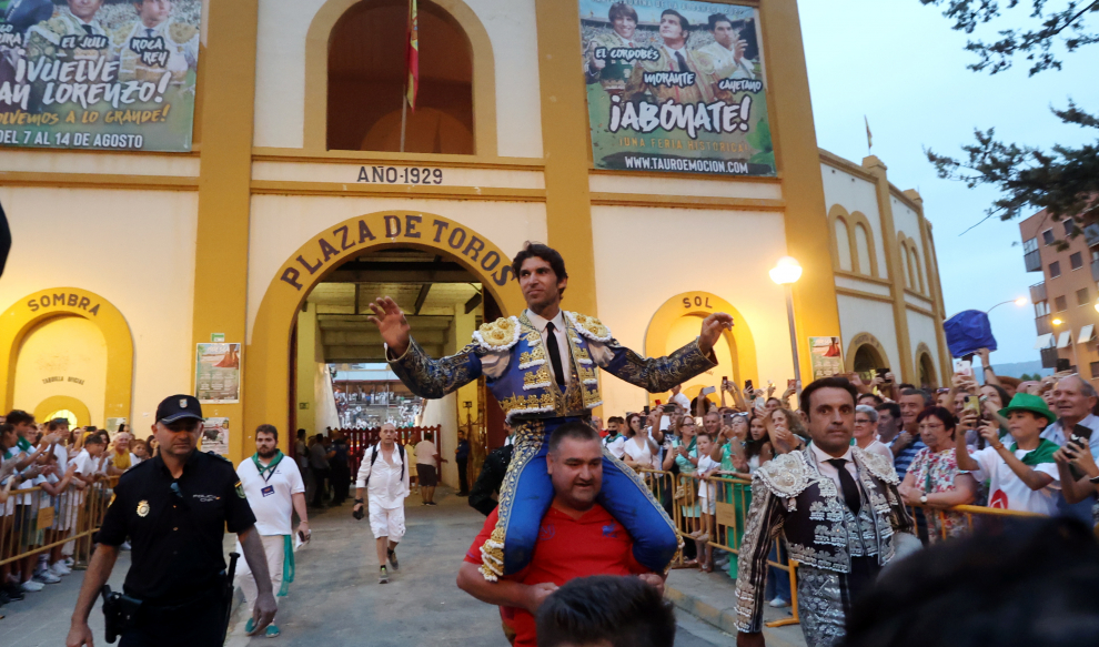 Cayetano, Ginés Marín y Roca Rey han compuesto el cartel  de una tarde con la plaza abarrotada.