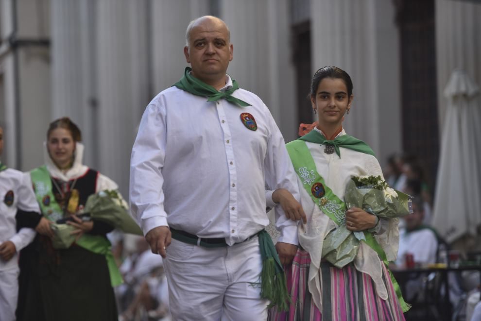 Durante más de dos horas han ido pasando ante el santo varios miles de personas.