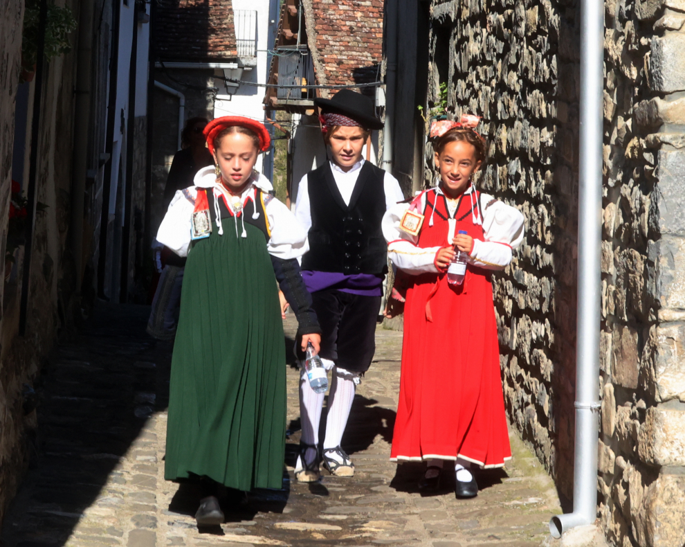 Los vecinos han salido a la calle ataviados con los antiguos trajes de bautizo, alcalde, para las labores diarias, para la boda, para la primera comunión.