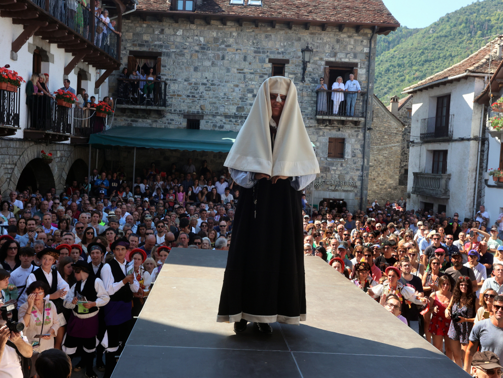 Los vecinos han salido a la calle ataviados con los antiguos trajes de bautizo, alcalde, para las labores diarias, para la boda, para la primera comunión.