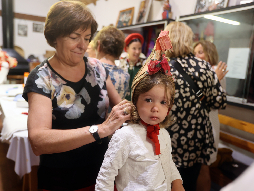 Los vecinos han salido a la calle ataviados con los antiguos trajes de bautizo, alcalde, para las labores diarias, para la boda, para la primera comunión.