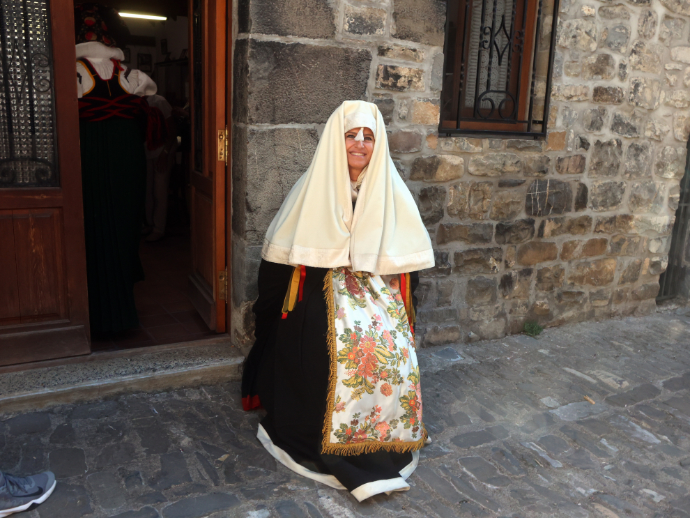Los vecinos han salido a la calle ataviados con los antiguos trajes de bautizo, alcalde, para las labores diarias, para la boda, para la primera comunión.