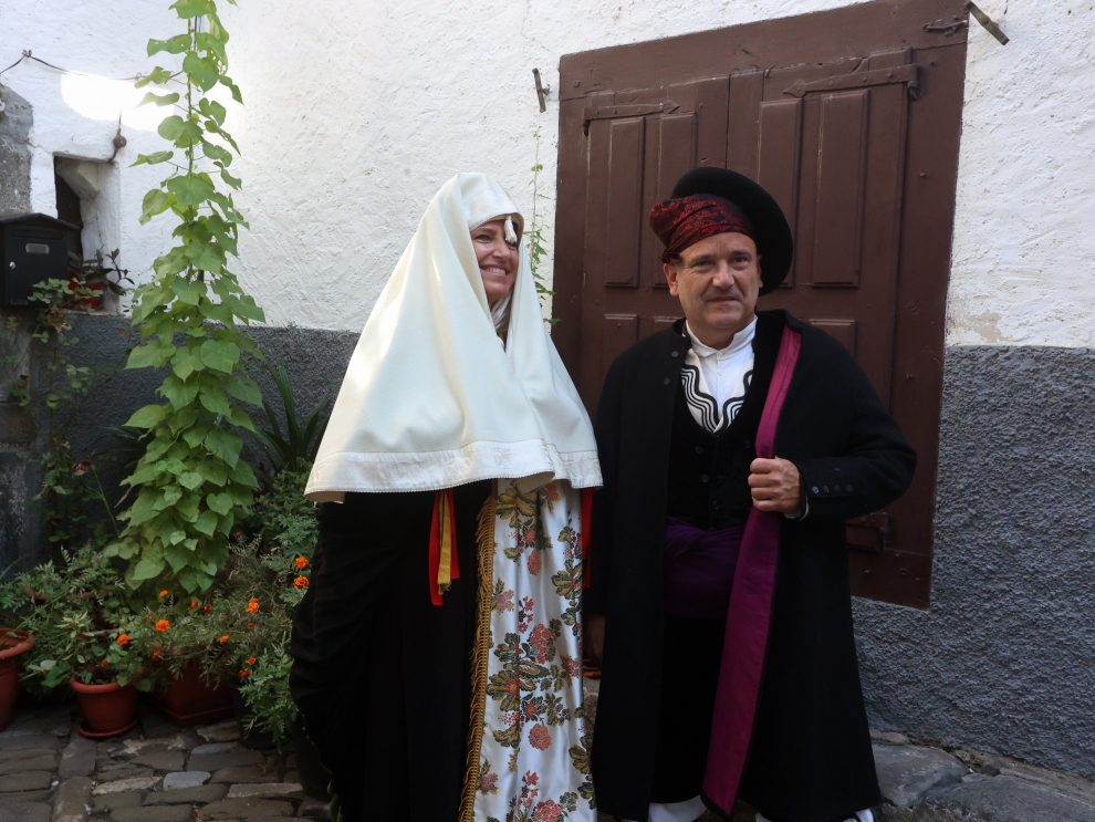 Los vecinos han salido a la calle ataviados con los antiguos trajes de bautizo, alcalde, para las labores diarias, para la boda, para la primera comunión.