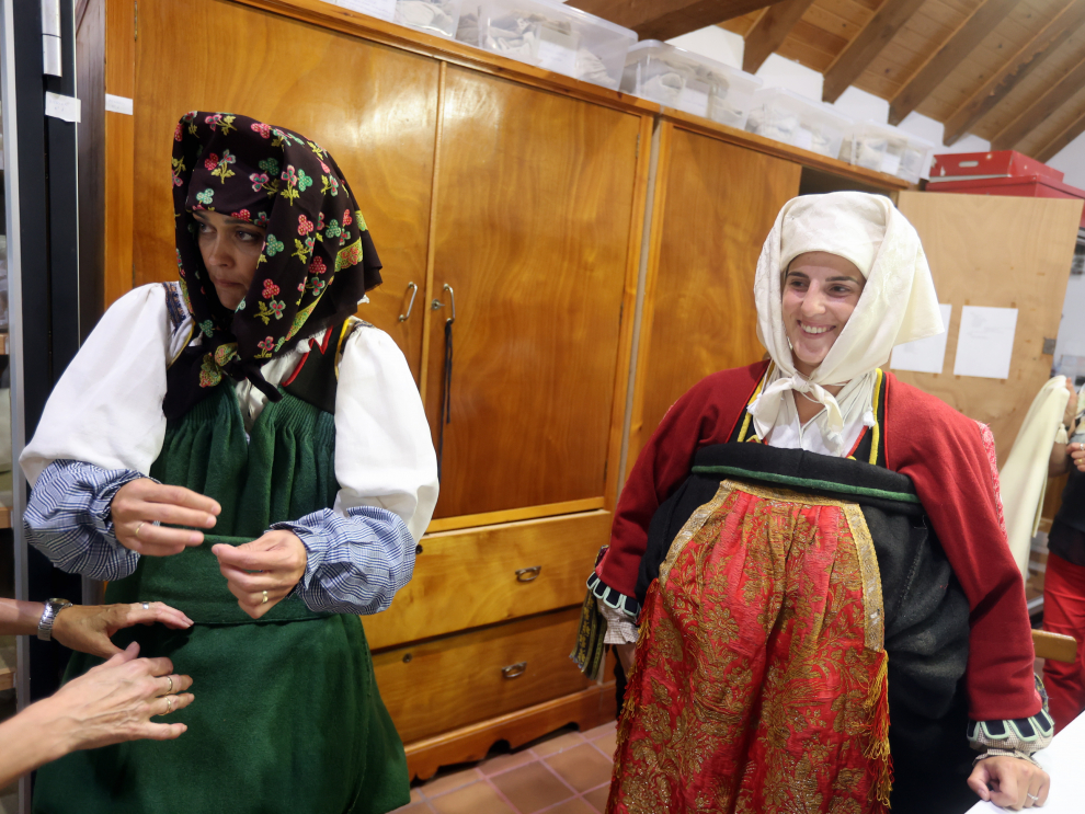 Los vecinos han salido a la calle ataviados con los antiguos trajes de bautizo, alcalde, para las labores diarias, para la boda, para la primera comunión.