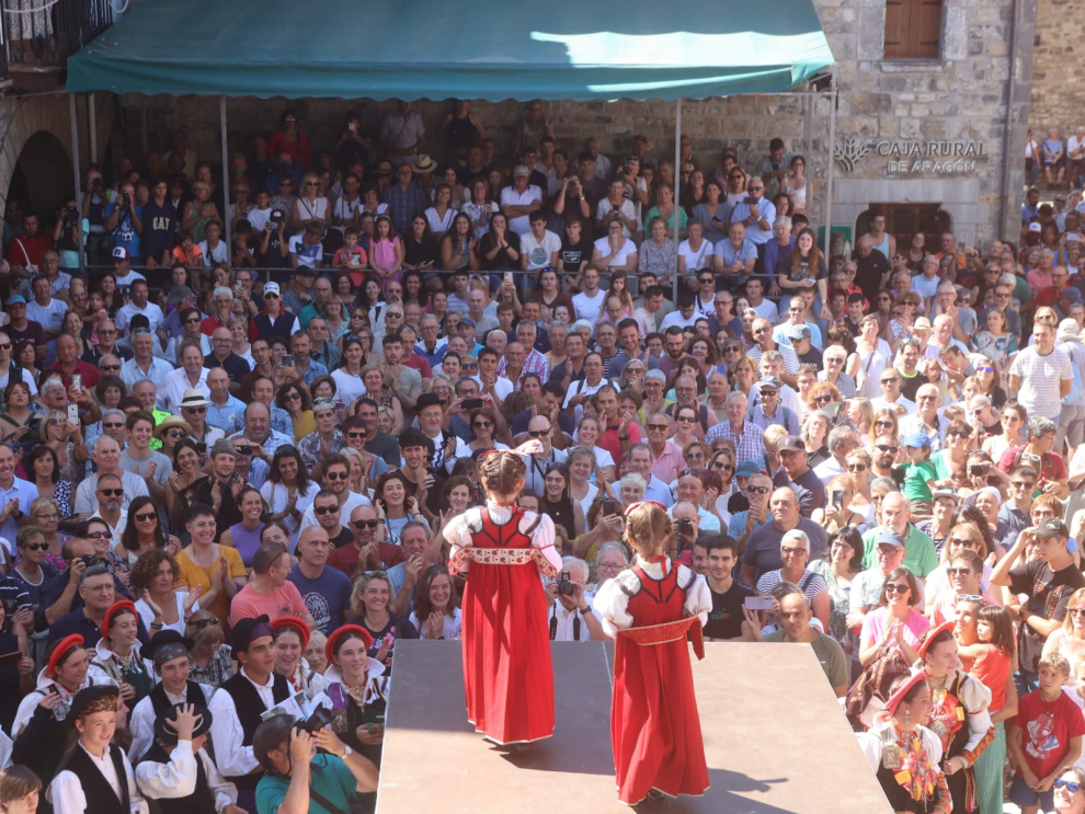 Los vecinos han salido a la calle ataviados con los antiguos trajes de bautizo, alcalde, para las labores diarias, para la boda, para la primera comunión.