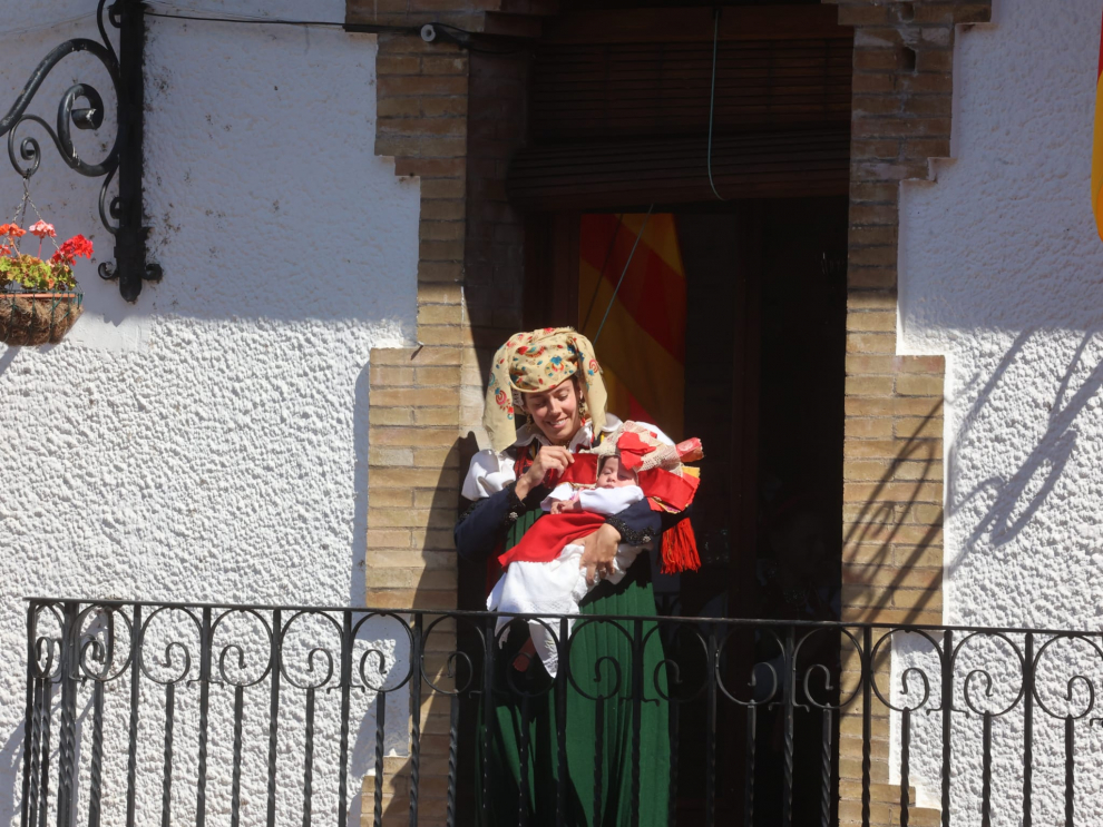 Los vecinos han salido a la calle ataviados con los antiguos trajes de bautizo, alcalde, para las labores diarias, para la boda, para la primera comunión.