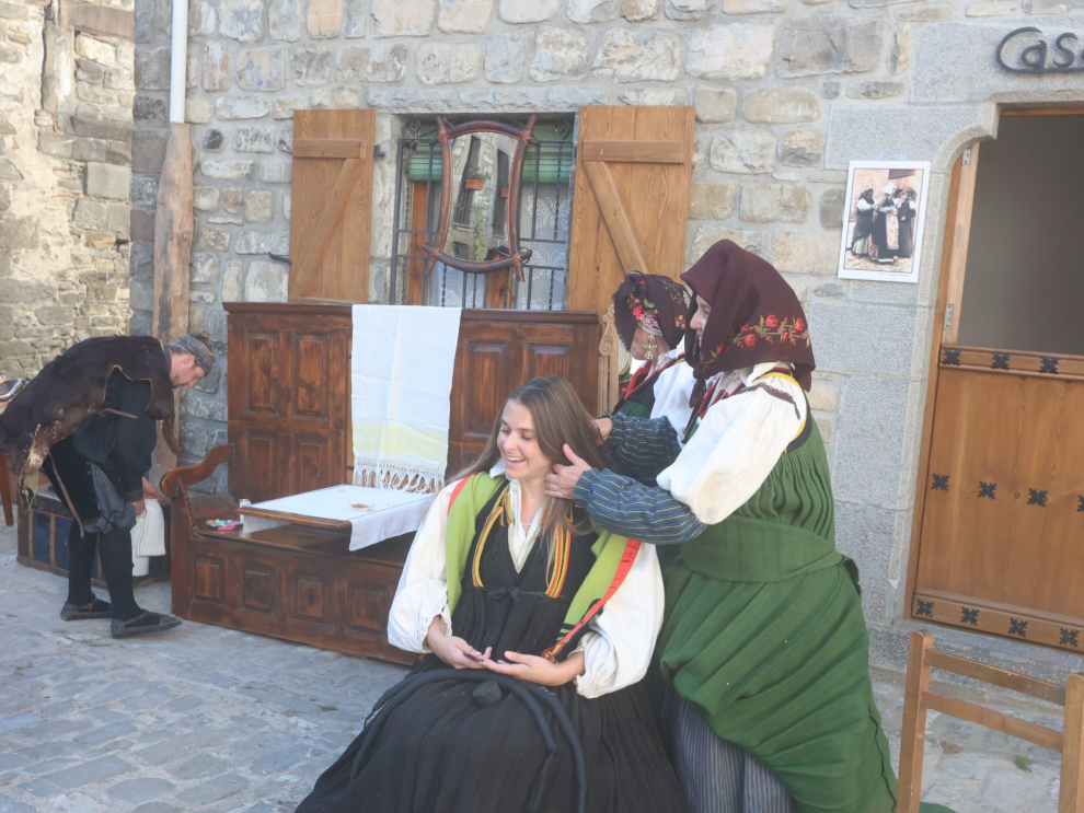 Los vecinos han salido a la calle ataviados con los antiguos trajes de bautizo, alcalde, para las labores diarias, para la boda, para la primera comunión.
