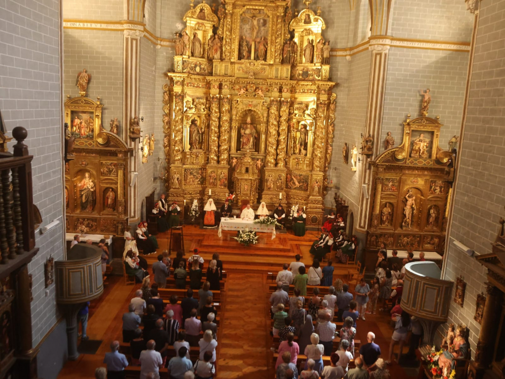 Los vecinos han salido a la calle ataviados con los antiguos trajes de bautizo, alcalde, para las labores diarias, para la boda, para la primera comunión.