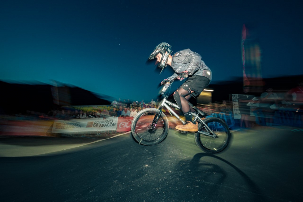 Cerca de 100 ciclistas han participado este sábado en la prueba que por primera vez en la historia se ha celebrado en formato nocturno.