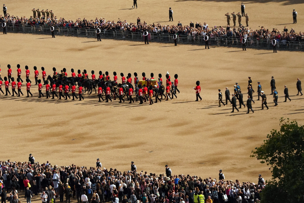 El cortejo fúnebre ha acompañado al féretro en su desfile desde el Palacio de Westminster.