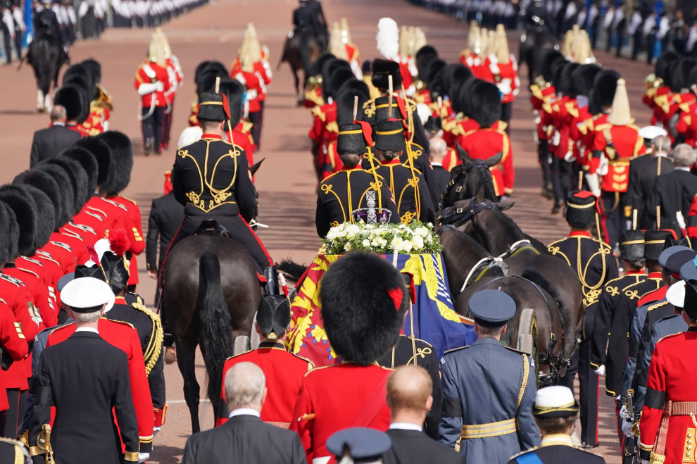 El cortejo fúnebre ha acompañado al féretro en su desfile desde el Palacio de Westminster.