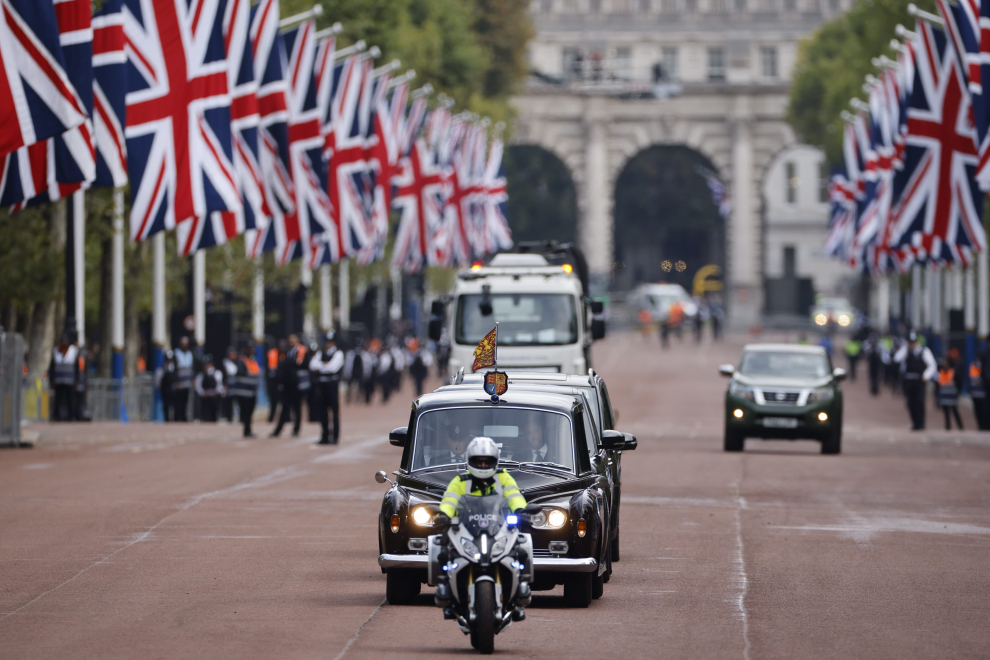 London (United Kingdom), 14/09/2022.- The motorcade carrying Britain's King Charles III makes its way down The Mall towards Buckingham Palace ahead of the procession to carry the body of Britain's late Queen Elizabeth II from Buckingham Palace to Westminster Hall, in London, Britain, 14 September 2022. The late queen will lie in state for four days inside Westminster Hall until the morning of her funeral, to be held on 19 September. (Reino Unido, Londres) EFE/EPA/TOLGA AKMEN
 BRITAIN QUEEN ELIZABETH II