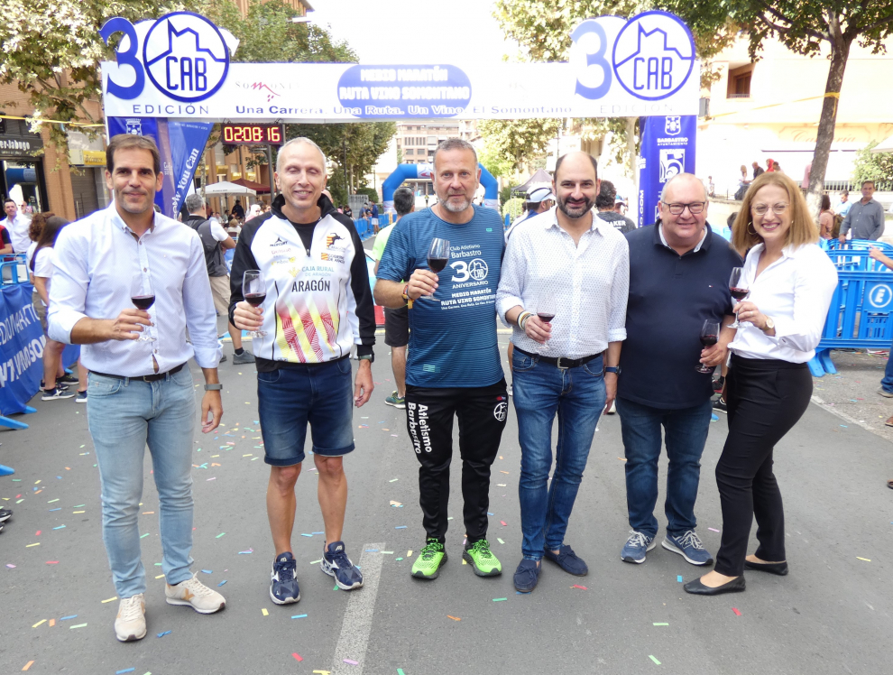 Los 236 participantes -entre ellos el alcalde Fernando Torres- distribuidos entre dos carreras, han recorrido las calles de Barbastro.