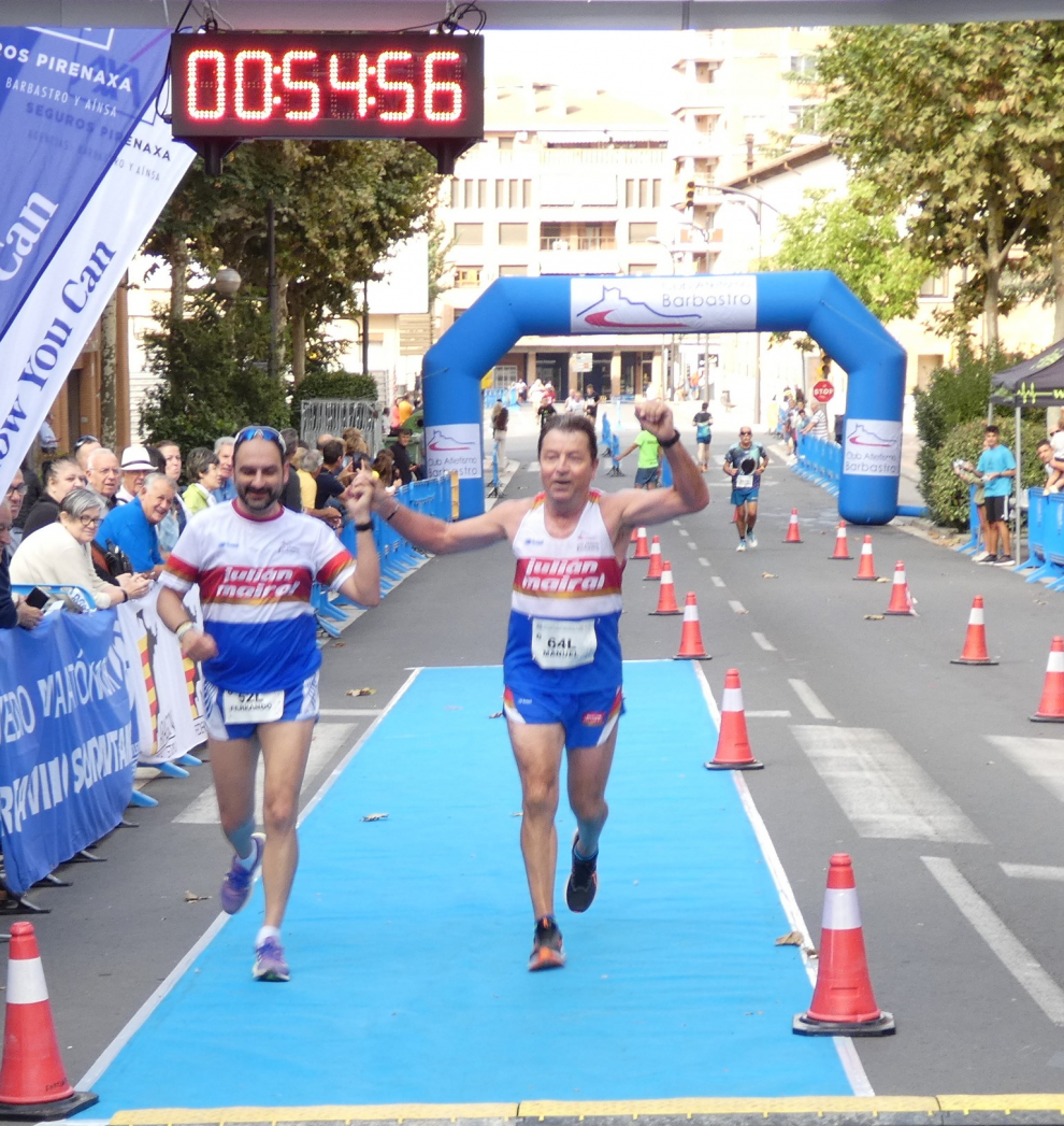 Los 236 participantes -entre ellos el alcalde Fernando Torres- distribuidos entre dos carreras, han recorrido las calles de Barbastro.