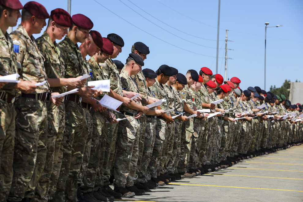 Nanyuki (Kenya).- British soldiers attend a special service on the day of the State Funeral Procession of Queen Elizabeth II in London, at the British Army Training Unit Kenya (BATUK), Nyati Barracks in Nanyuki, Kenya, 19 September 2022. Britain's Queen Elizabeth II died at her Scottish estate, Balmoral Castle, on 08 September 2022. The 96-year-old Queen was the longest-reigning monarch in British history. (Kenia, Reino Unido, Londres) EFE/EPA/Daniel Irungu
 KENYA BRITAIN ROYALTY