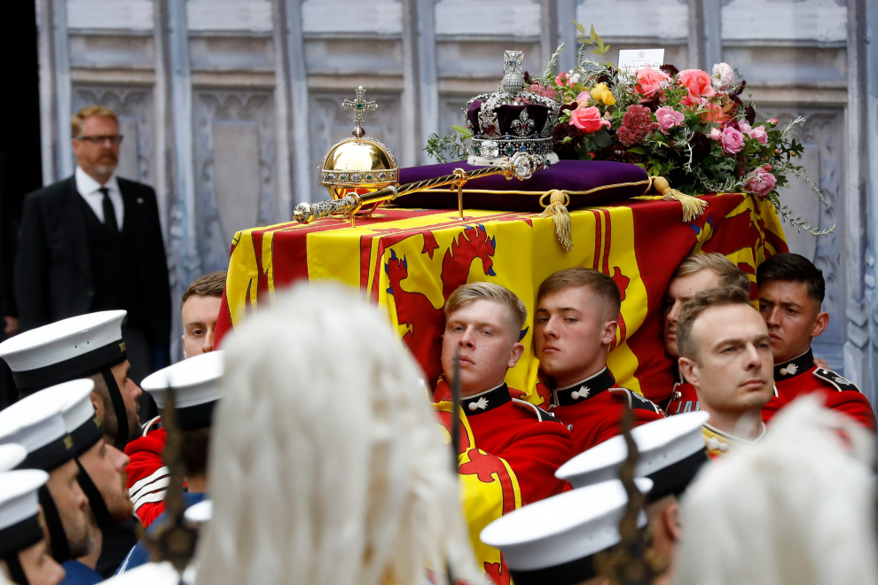 El féretro con los restos de la reina ha sido  transportado en una cureña tirada por más de cien marineros de la Marina británica.
