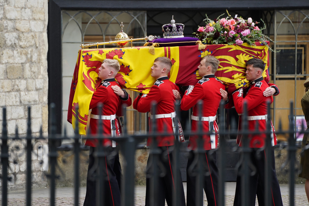 El féretro con los restos de la reina ha sido  transportado en una cureña tirada por más de cien marineros de la Marina británica.