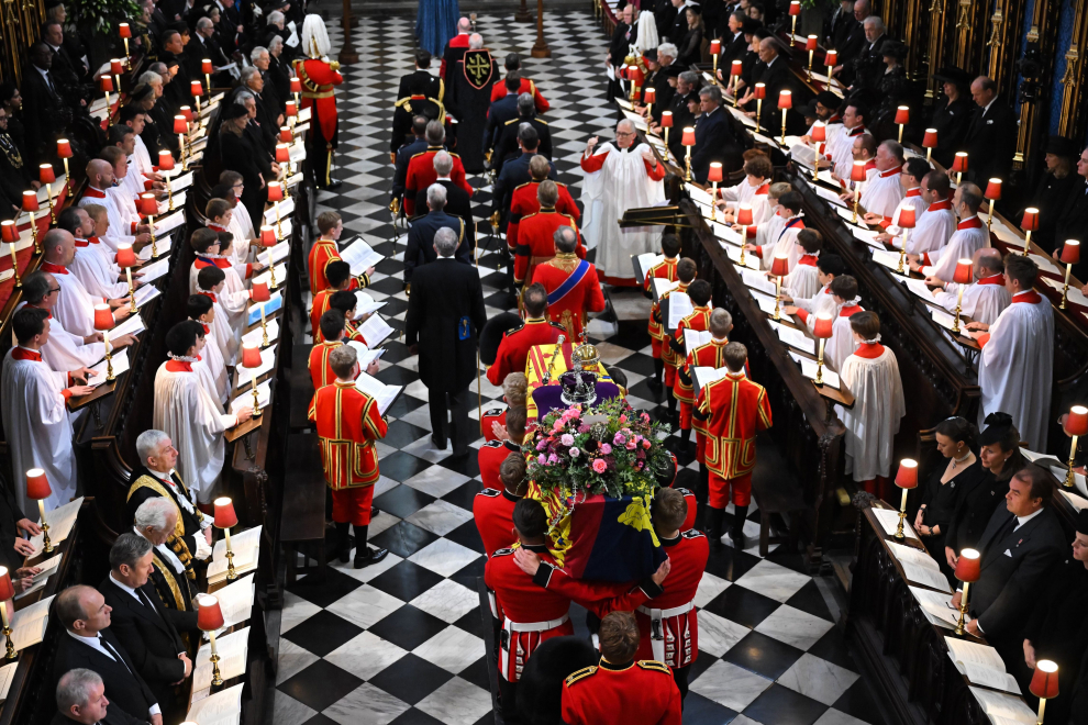 La procesión ha discurrido por el centro de Londres tras el funeral de Estado en la Abadía de Westminster.