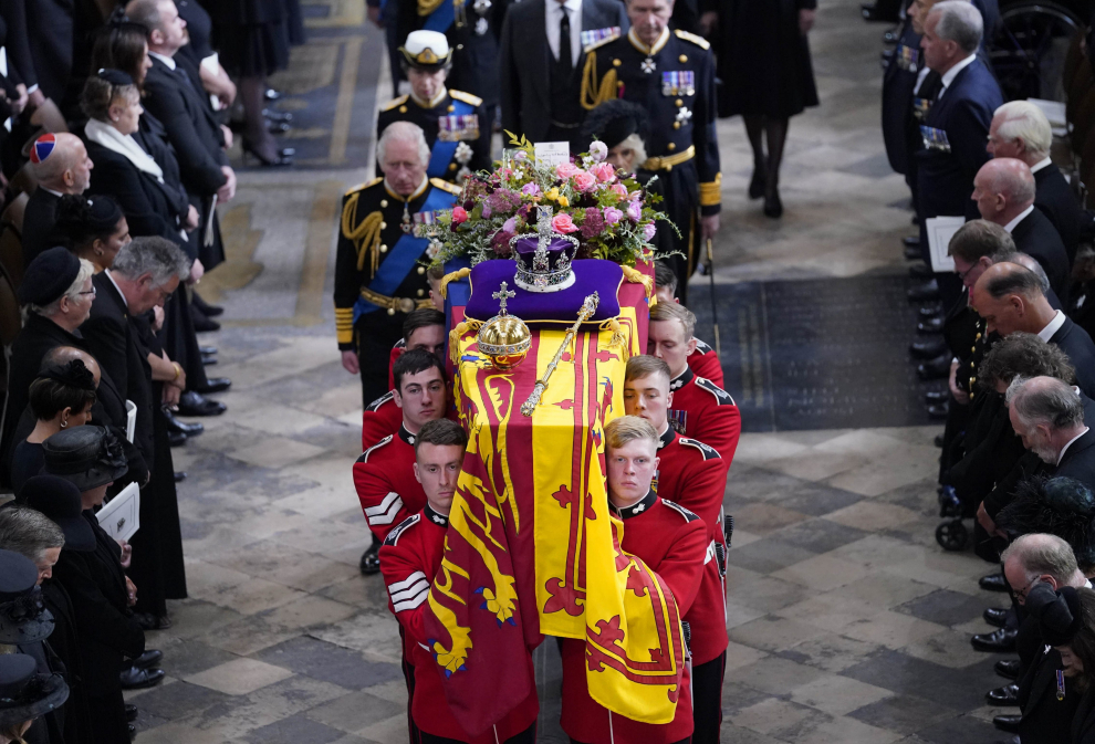 La procesión ha discurrido por el centro de Londres tras el funeral de Estado en la Abadía de Westminster.
