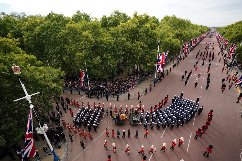 La procesión ha discurrido por el centro de Londres tras el funeral de Estado en la Abadía de Westminster.
