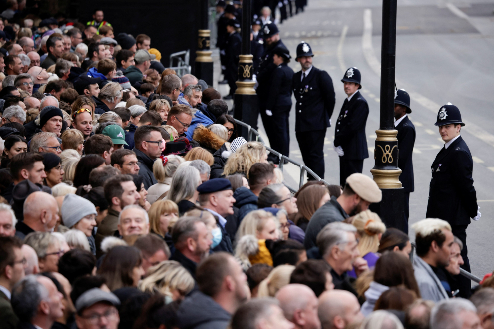 Miles de ciudadanos han pasado horas de espera para poder ver el paso del cortejo fúnebre de la reina en una ciudad totalmente blindada.