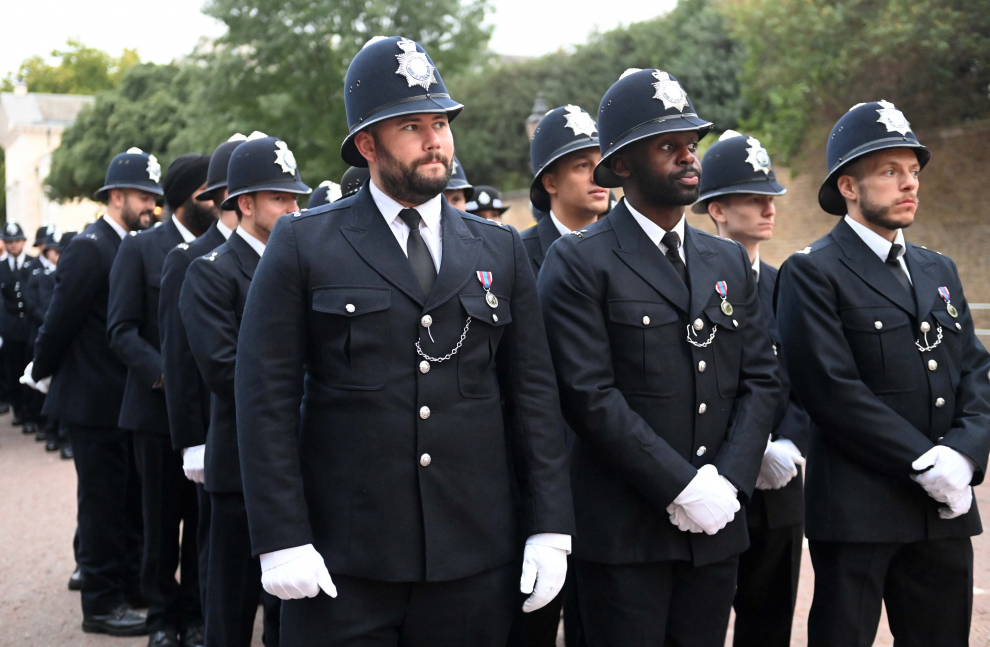 London (United Kingdom), 19/09/2022.- Police officers gather in advance of the State Funeral Procession of Queen Elizabeth II in London, Britain, 19 September 2022. Britain's Queen Elizabeth II died at her Scottish estate, Balmoral Castle, on 08 September 2022. The 96-year-old Queen was the longest-reigning monarch in British history. (Reino Unido, Londres) EFE/EPA/NEIL HALL
 BRITAIN ROYALTY