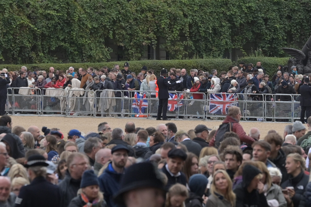London (United Kingdom), 19/09/2022.- People wait for the State Funeral Procession of Queen Elizabeth II in London, Britain, 19 September 2022. Britain's Queen Elizabeth II died at her Scottish estate, Balmoral Castle, on 08 September 2022. The 96-year-old Queen was the longest-reigning monarch in British history. (Reino Unido, Londres) EFE/EPA/NEIL HALL
BRITAIN ROYALTY