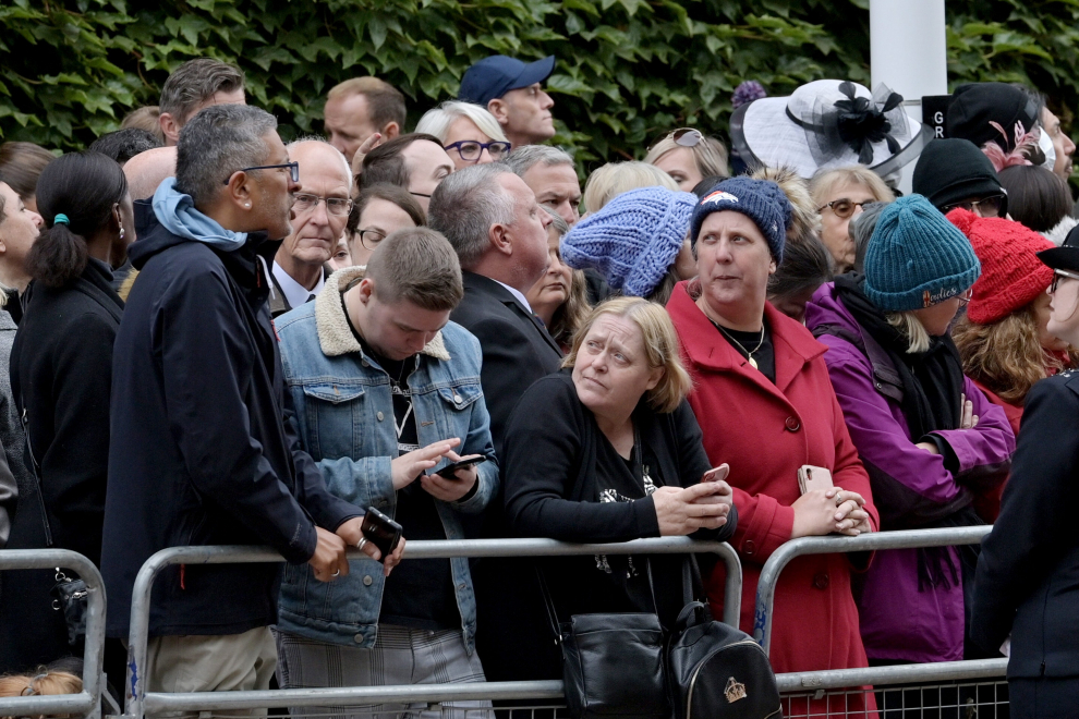 London (United Kingdom), 19/09/2022.- People wait for the State Funeral Procession of Queen Elizabeth II in London, Britain, 19 September 2022. Britain's Queen Elizabeth II died at her Scottish estate, Balmoral Castle, on 08 September 2022. The 96-year-old Queen was the longest-reigning monarch in British history. (Reino Unido, Londres) EFE/EPA/NEIL HALL
BRITAIN ROYALTY