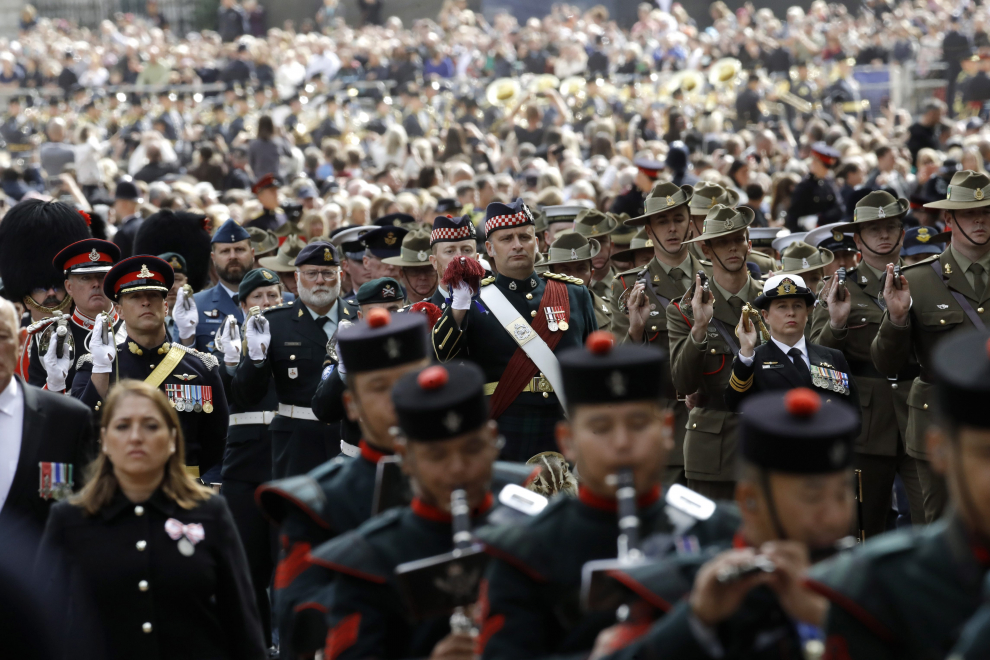 London (United Kingdom), 19/09/2022.- Military personnel march during the State Funeral Procession of Queen Elizabeth II in London, Britain, 19 September 2022. Britain's Queen Elizabeth II died at her Scottish estate, Balmoral Castle, on 08 September 2022. The 96-year-old Queen was the longest-reigning monarch in British history. (Reino Unido, Londres) EFE/EPA/OLIVIER HOSLET
 BRITAIN ROYALTY