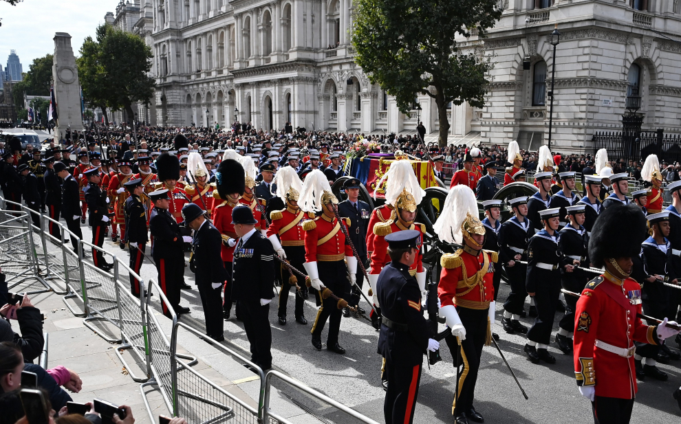 London (United Kingdom), 19/09/2022.- Members of the NRoyal avy pull the coffin of Queen Elizabeth II along Whitehall during the State Funeral Procession of Queen Elizabeth II in London, Britain, 19 September 2022. Britain's Queen Elizabeth II died at her Scottish estate, Balmoral Castle, on 08 September 2022. Hundreds of delegates from around the world were paying their respects to the late British monarch. The 96-year-old Queen was the longest-reigning monarch in British history. (Reino Unido, Londres) EFE/EPA/OLIVIER HOSLET
 BRITAIN ROYALTY