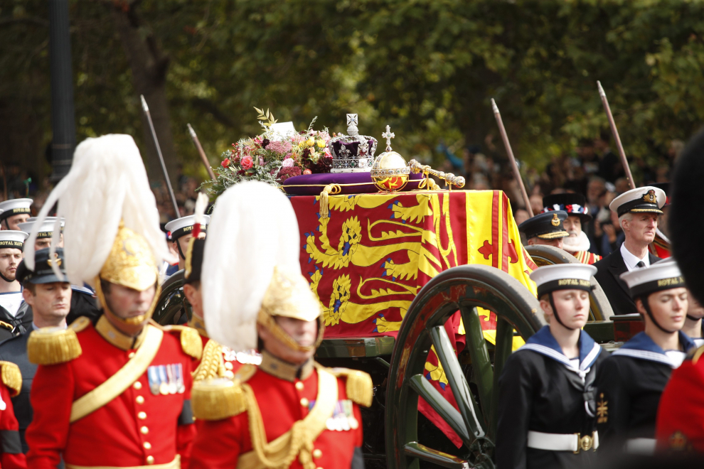 London (United Kingdom), 19/09/2022.- The Royal Household Cavalry and members of the Navy pull the coffin of Queen Elizabeth II during the State Funeral Procession of Queen Elizabeth II in London, Britain, 19 September 2022. Britain's Queen Elizabeth II died at her Scottish estate, Balmoral Castle, on 08 September 2022. Hundreds of delegates from around the world were paying their respects to the late British monarch. The 96-year-old Queen was the longest-reigning monarch in British history. (Reino Unido, Londres) EFE/EPA/VINCE MIGNOTT
 BRITAIN ROYALTY