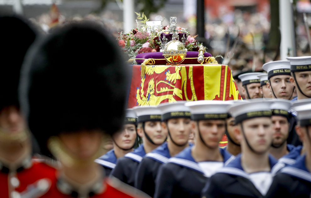 London (United Kingdom), 19/09/2022.- A police officer bows their head during the State Funeral of Queen Elizabeth II in London, Britain, 19 September 2022. Britain's Queen Elizabeth II died at her Scottish estate, Balmoral Castle, on 08 September 2022. The 96-year-old Queen was the longest-reigning monarch in British history. (Reino Unido, Londres) EFE/EPA/VINCE MIGNOTT
BRITAIN ROYALTY