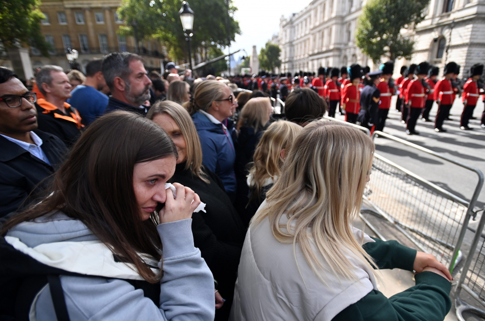 London (United Kingdom), 19/09/2022.- People watch the State Funeral Procession of Britain's Queen Elizabeth II in London, Britain, 19 September 2022. Britain's Queen Elizabeth II died at her Scottish estate, Balmoral Castle, on 08 September 2022. The 96-year-old Queen was the longest-reigning monarch in British history. (Reino Unido, Londres) EFE/EPA/NEIL HALL
 BRITAIN ROYALTY