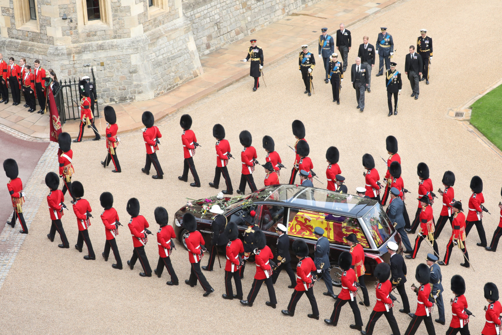 Windsor (United Kingdom), 19/09/2022.- The coffin of Britain's Queen Elizabeth II is transported in the State Hearse as it makes its way along The Long Walk at Windsor Castle, in Windsor, Britain. 19 September 2022. Escorting the State Hearse are soldiers from the Household Cavalry Regiment, followed by the mounted Sovereign's Escort and massed pipes and drums of Scottish and Irish Regiments and the Bands of the Coldstream Guards. (Reino Unido) EFE/EPA/JON ROWLEY
 BRITAIN ROYALTY