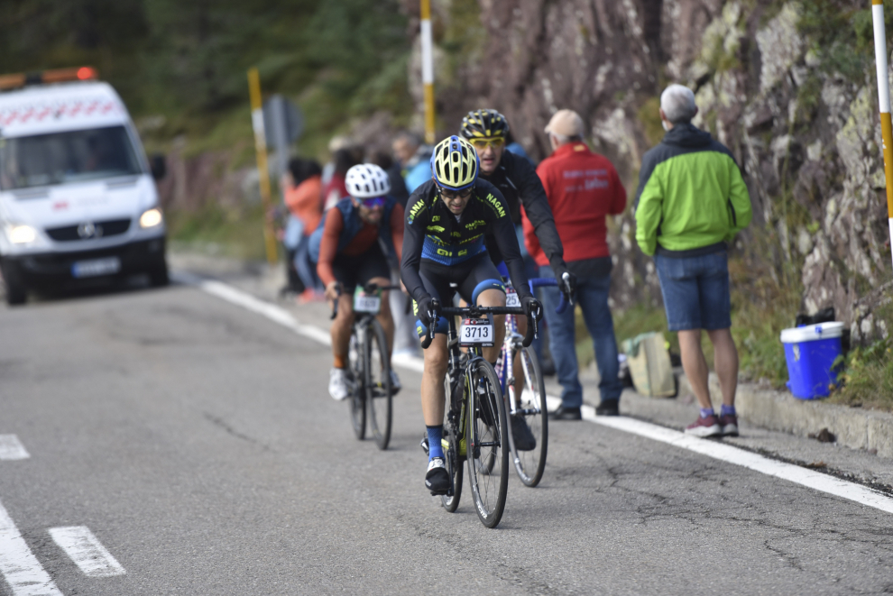 Los ciclistas que han disputado la Quebrantahuesos y la Treparriscos se han visto arropados por el público durante toda la carrera.