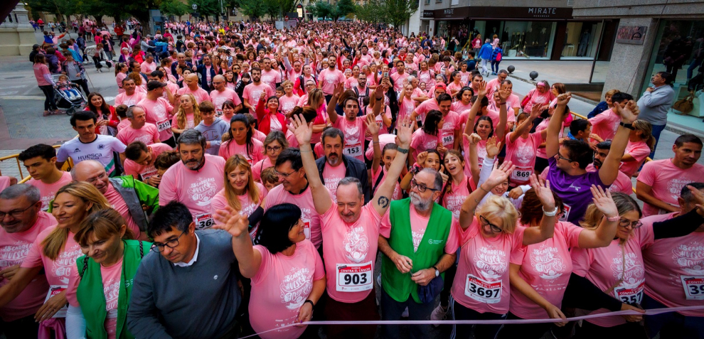 Los participantes toman posiciones en los primeros metros de una carrera en la que el rosa es ya el color oficial del día.