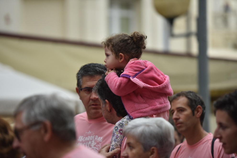 Los participantes toman posiciones en los primeros metros de una carrera en la que el rosa es ya el color oficial del día..