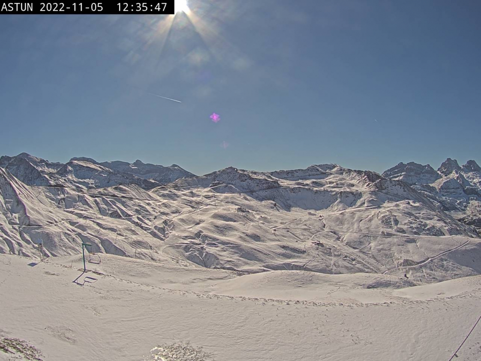 Después de la tormenta, llega el sol. Espectacular el Pirineo nevado.