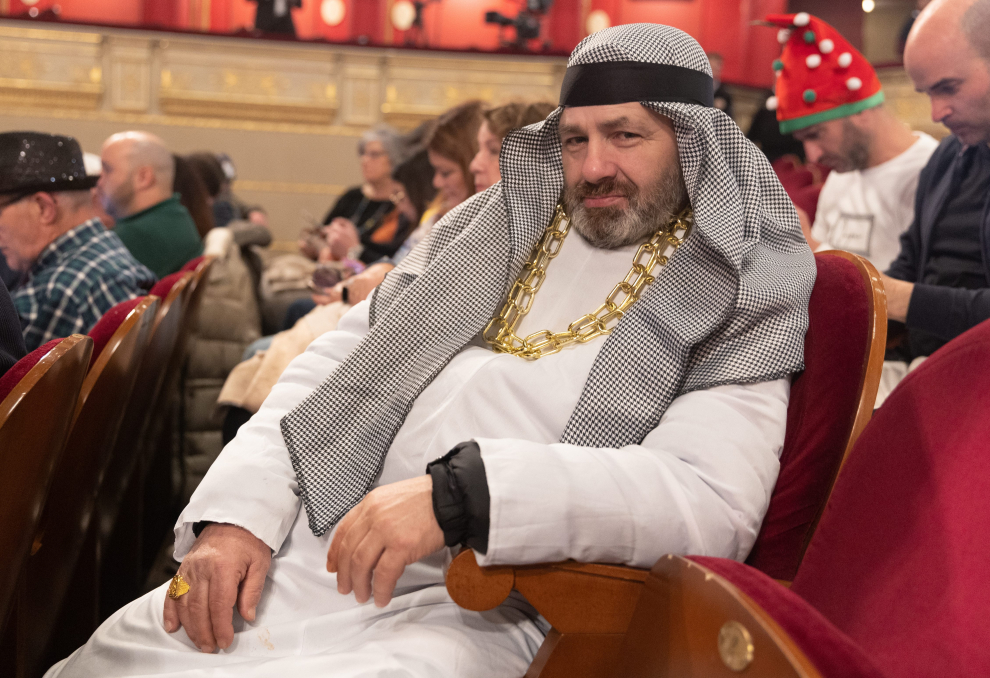Muchas de las personas que acuden al Teatro Real acuden disfrazadas.